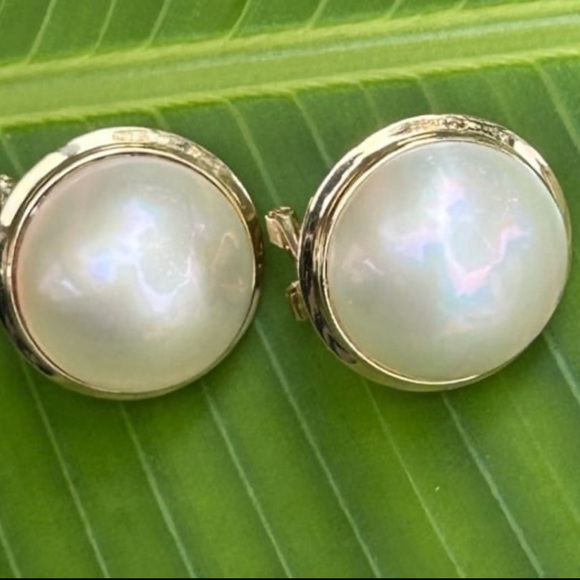 14k 14 karat real solid yellow Gold Mabe’ Pearls stud...